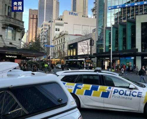 现阶段，国内许多大学致力于打造国际院校，所以对外国留学生的门槛定的相对比较低，而且也没有户口、学籍、高考分数这一系列要求，外籍生读书还是相对比较容易的。