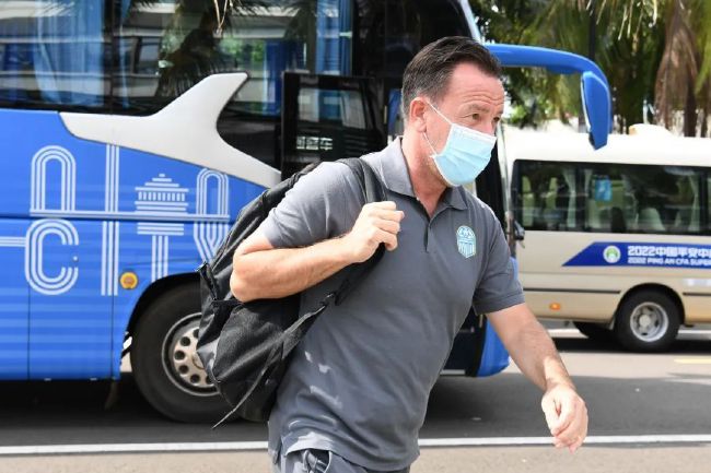 影片改编自智利闻名矿难事务，讲述33个汉子在一场突如其来的灾害中被困地心深处，前途被塌陷的岩石全数封死，是束手待毙，仍是尽境求生？整整69天，兄弟齐心，一路冲关，终究全数生还，缔造了人类救援史上的最年夜古迹